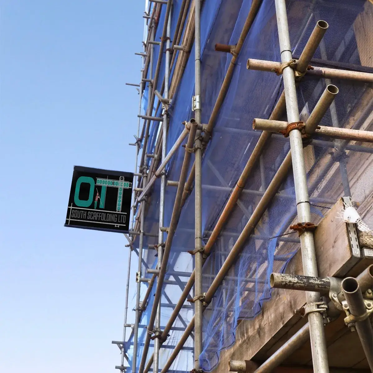 a street sign on a metal pole next to a building